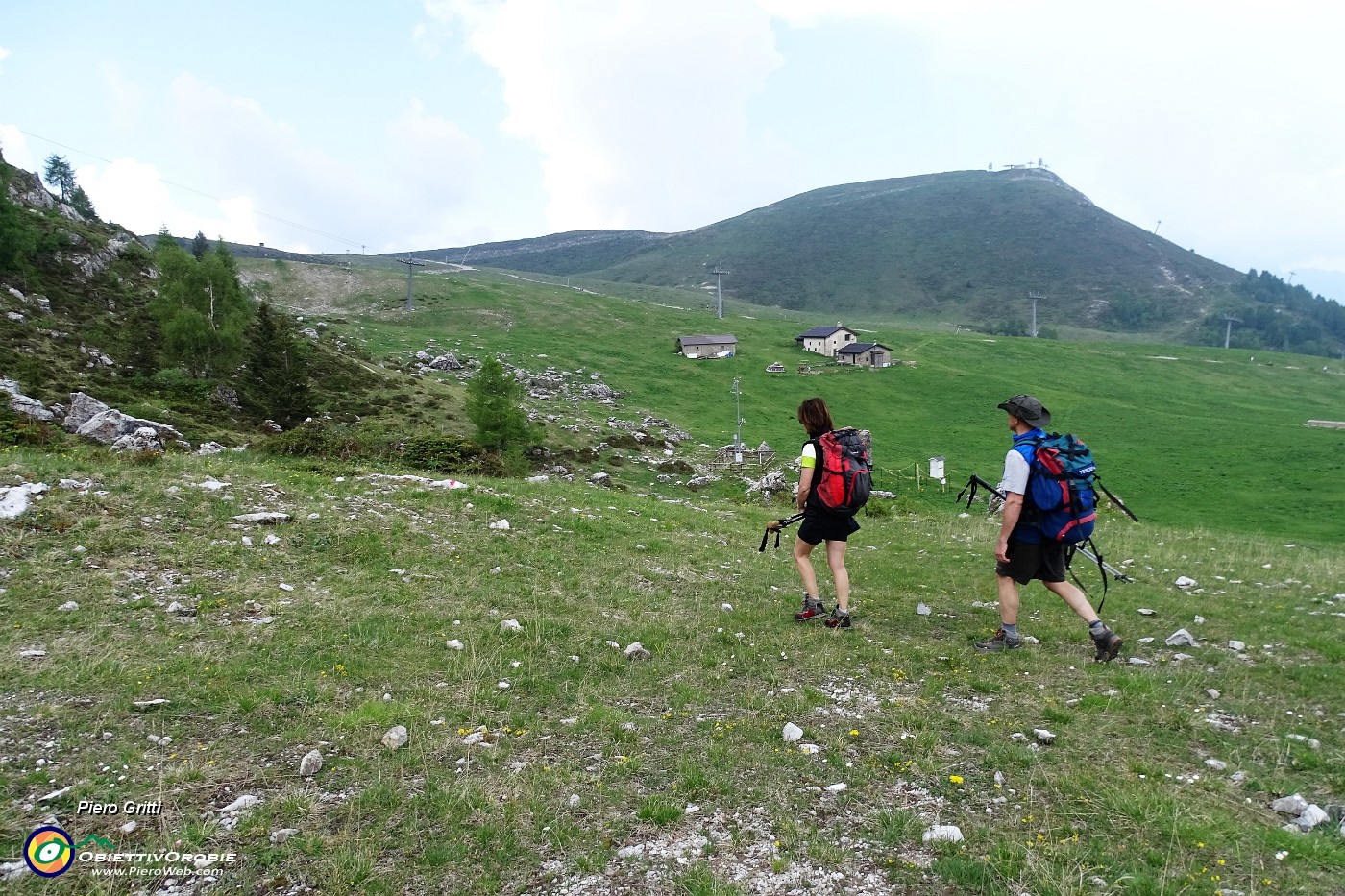 22 Salendo verso il Rif. Lecco.JPG